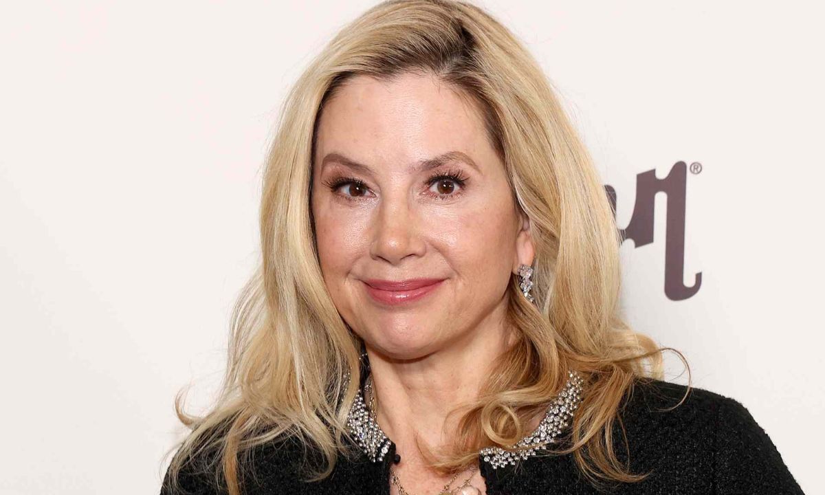 Mira Sorvino Net Worth 2024: Stunning Age, Husband, Height, Latest News & Kids – Everything We Know